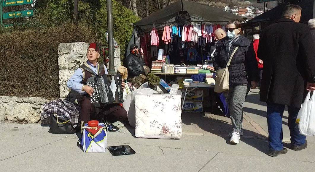 Travničkom pijacom / I danas muzika, dobra ponuda i gužva