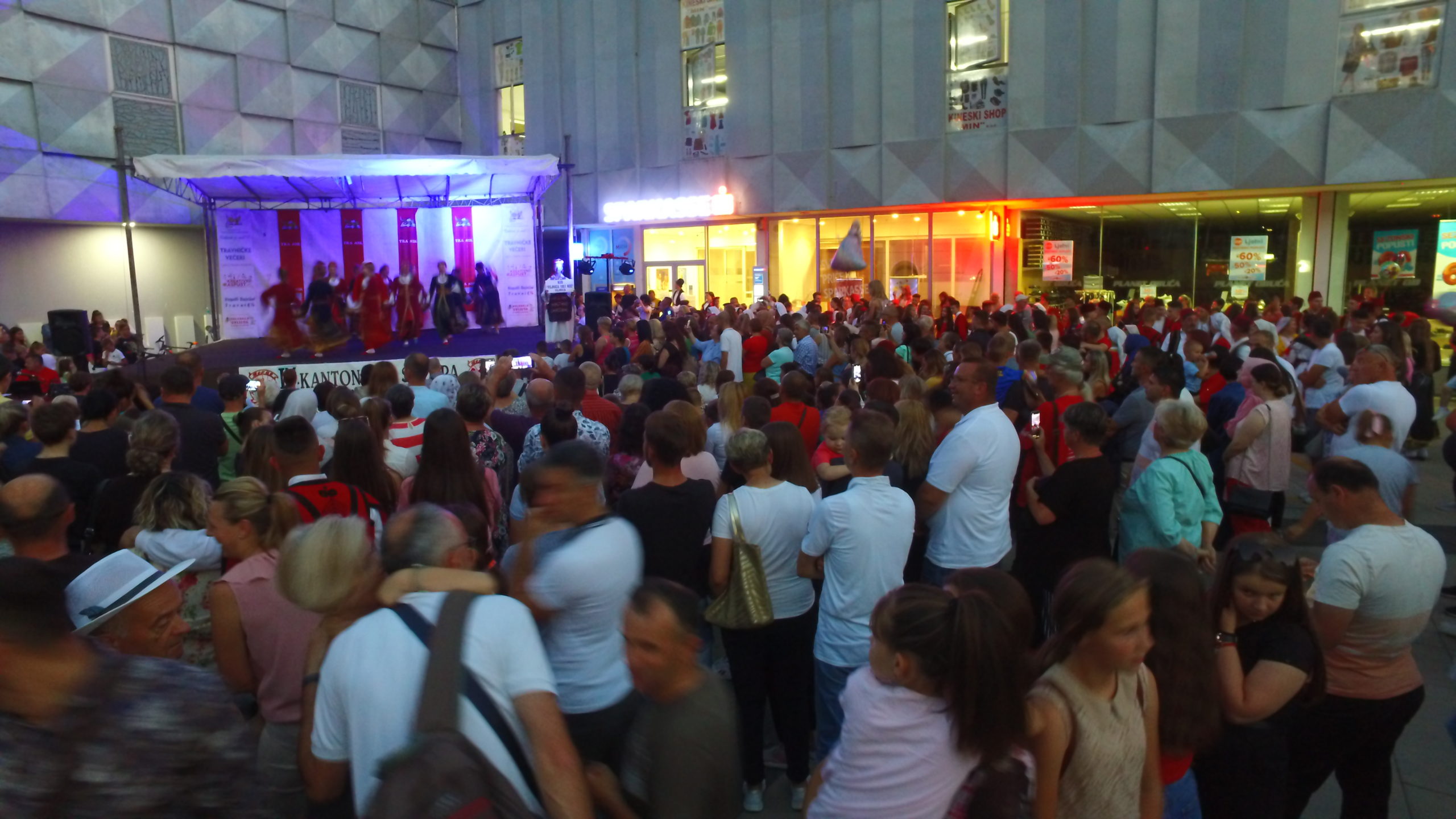 TRAVNIK / Kantonalna smotra folklora oduševila građane